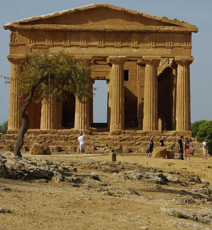 CiaoNico's tweet photo. Pures Staunen ruft ein Spaziergang durch die Geschichte des alten Akragas auf #Sizilien hervor: Die Valle dei #Templi in #Agrigent muss man gesehen haben!👉https://t.co/Lw0R7kp4QN @VisitSicilyOP @WonSicily @SonoitaliaInfo https://t.co/6hD1rUck69