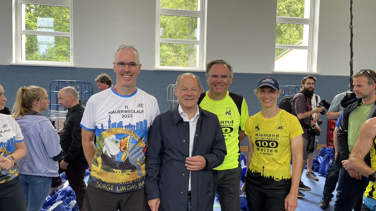 arete_verlag's tweet image. Vor 2 Wochen war @Bundeskanzler @OlafScholz Gast beim #Mauerweg-Lauf (100 Meilen) in #Berlin und #Brandenburg. Dabei bekam er auch das Buch "Die unsichtbare Mauer" unseres Autors Marcus Pinsker überreicht. #Mauer #Geschichte #Zeitgeschichte #DDR
