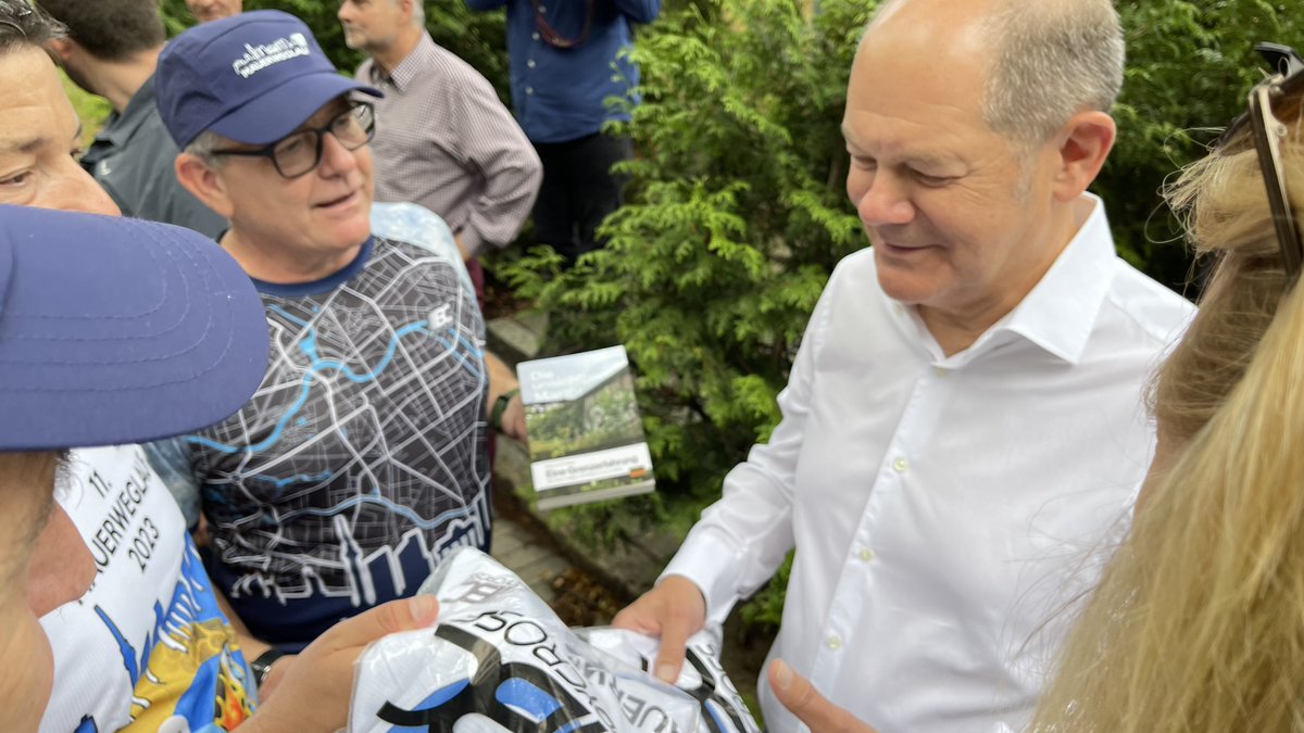 arete_verlag's tweet image. Vor 2 Wochen war @Bundeskanzler @OlafScholz Gast beim #Mauerweg-Lauf (100 Meilen) in #Berlin und #Brandenburg. Dabei bekam er auch das Buch "Die unsichtbare Mauer" unseres Autors Marcus Pinsker überreicht. #Mauer #Geschichte #Zeitgeschichte #DDR