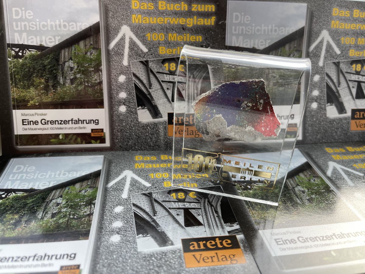 arete_verlag's tweet image. Vor 2 Wochen war @Bundeskanzler @OlafScholz Gast beim #Mauerweg-Lauf (100 Meilen) in #Berlin und #Brandenburg. Dabei bekam er auch das Buch "Die unsichtbare Mauer" unseres Autors Marcus Pinsker überreicht. #Mauer #Geschichte #Zeitgeschichte #DDR