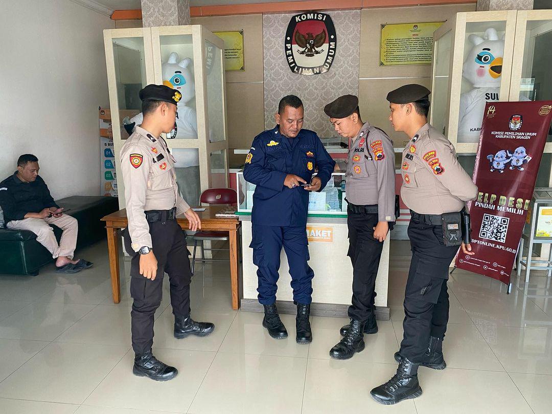 Samsung66479087's tweet photo. Patroli perintis presisi kantor KPU https://t.co/llkYatNVw4