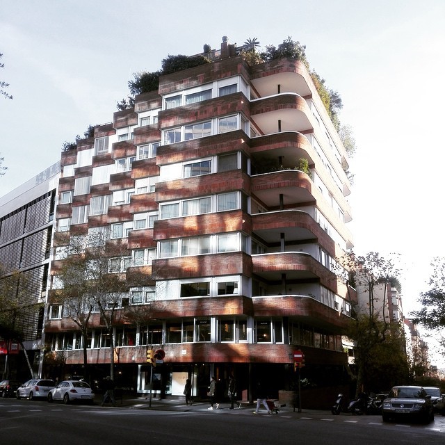 Speedmaster72's tweet photo. #MiercolesEnladrillado
J. A. Coderch: Viviendas en C/ Amigó (Barcelona. 1966).
Un solar difícil obligó a que todas las viviendas de una misma planta fuesen distintas. El resultado del encaje, sin huellas del esfuerzo realizado, consigue que sean soberbias. Coderch en estado puro. https://t.co/lXxS31Jiy7