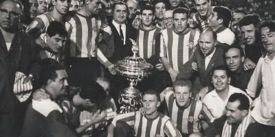 Tal día como hoy, 30/8/1964, el @RealBetis ganó por primera vez el Trofeo Carranza, teniendo la victoria frente al @SLBenfica. Esta fue la décima edición de este trofeo veraniego. 📸: @manquepierdaweb