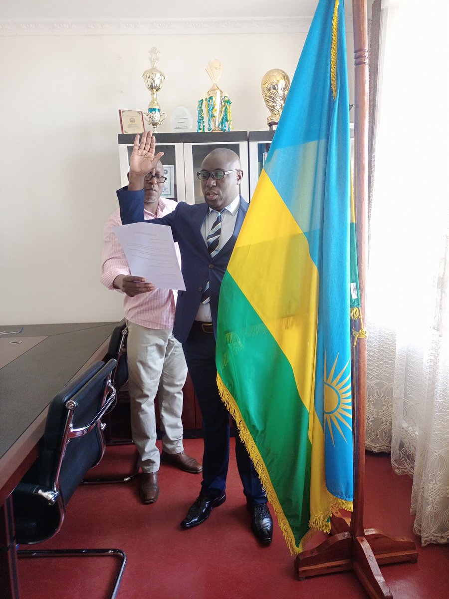 RusiziDistrict's tweet photo. Nyuma yo kubiherwa uburenganzira na minisiteri y'ubutabera none mu gitondo mu biro bye Umuyobozi w'akarere @DrKibiriga yakiriye indahiro ya ba noteri 2 mu by'ubutaka. Uw'umurenge #Nyakabuye n'uwa #Gitambi kugira ngo abaturage bashobore guhabwa serivisi z'ubutaka zinoze https://t.co/WskKBOVy6A