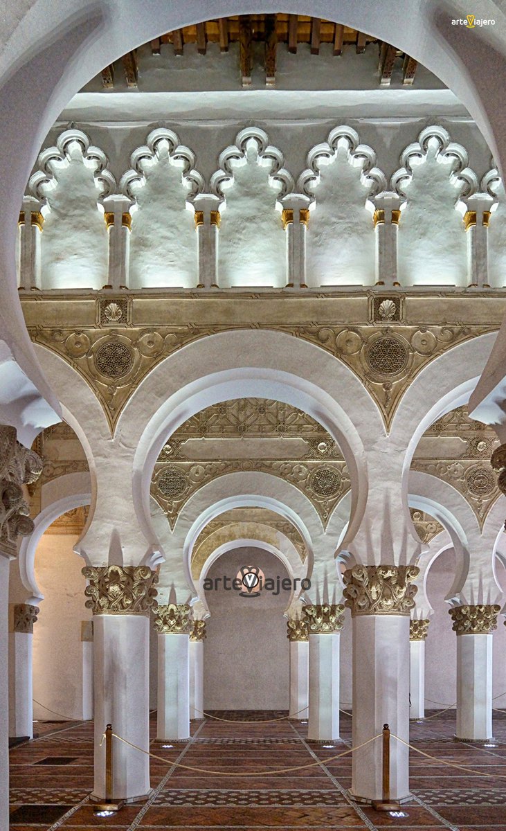 Sinagoga de Santa María la Blanca (#Toledo), construida a finales del S. XII, está considerada como una de las cotas más altas del arte mudéjar. Presenta planta basilical con 5 naves separadas por 4 series de arcos de herradura sobre pilares ochavados #FelizMiercoles #BuenosDias