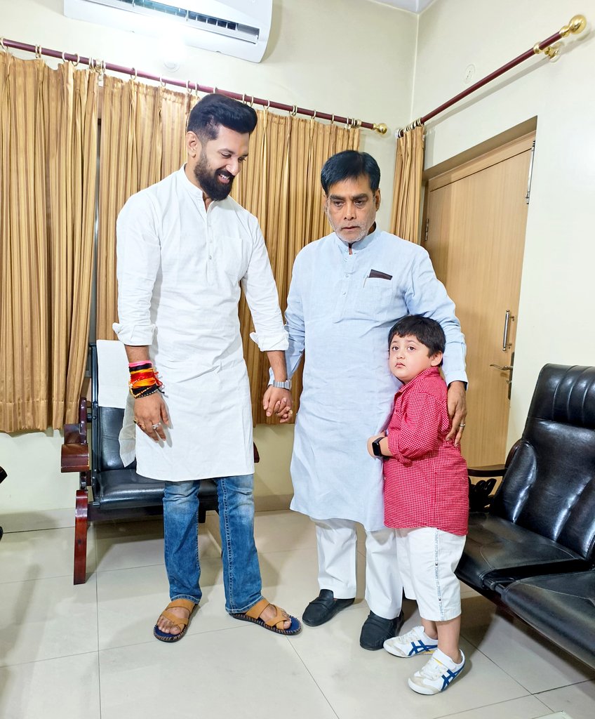 LJP4India's tweet photo. आज पटना,श्री कृष्णापुरी स्थित आवास पर पाटलिपुत्र से माननीय सांसद श्री रामकृपाल यादव जी एवं सुपुत्र श्री अभिमन्यु यादव जी ने राष्ट्रीय अध्यक्ष आदरणीय श्री @iChiragPaswan से औपचारिक मुलाकात की।

@ramkripalmp https://t.co/pjTnVCYjqa