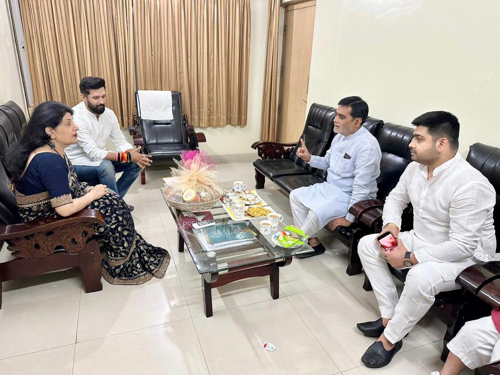 LJP4India's tweet photo. आज पटना,श्री कृष्णापुरी स्थित आवास पर पाटलिपुत्र से माननीय सांसद श्री रामकृपाल यादव जी एवं सुपुत्र श्री अभिमन्यु यादव जी ने राष्ट्रीय अध्यक्ष आदरणीय श्री @iChiragPaswan से औपचारिक मुलाकात की।

@ramkripalmp https://t.co/pjTnVCYjqa