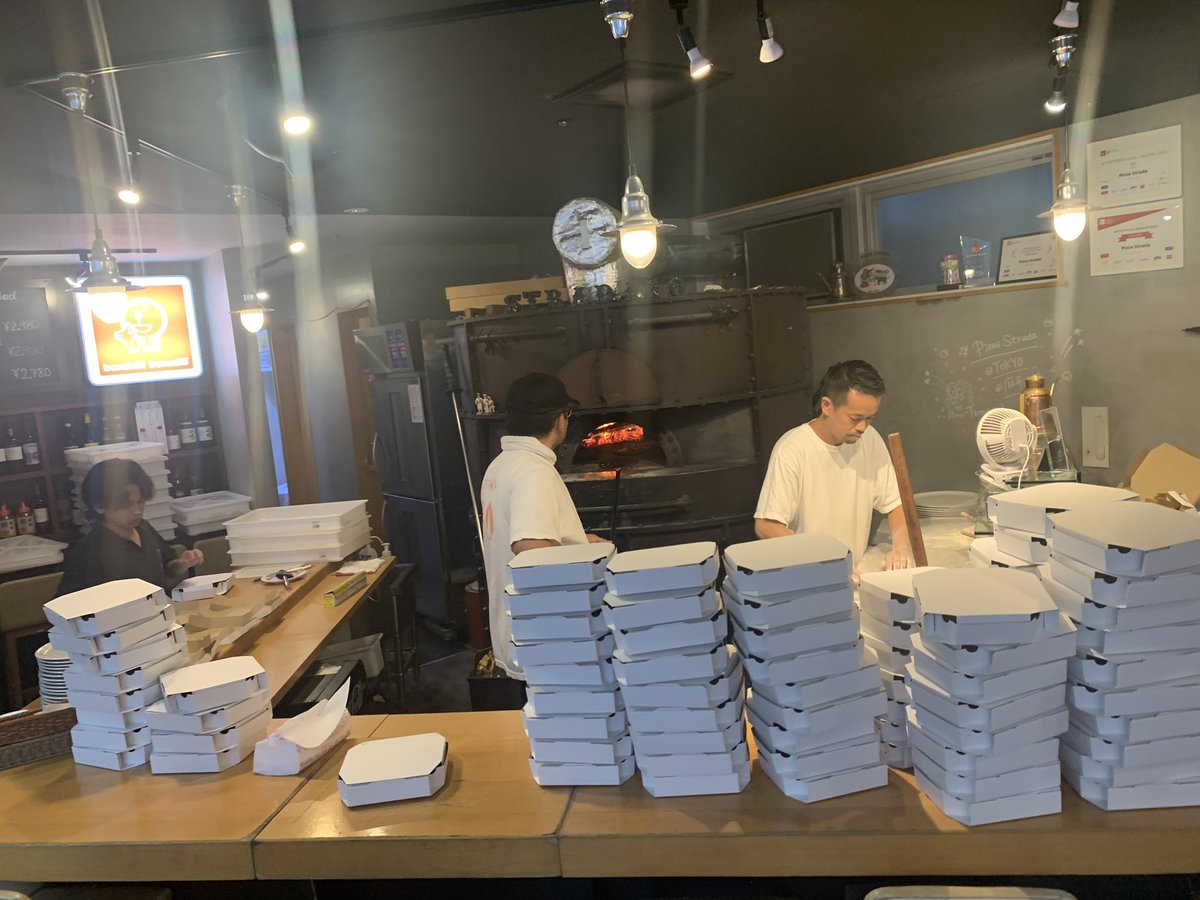 PizzaStrada's tweet photo. 麻布十番祭り、大盛況に終わりました👏
ピザ場も、お待たせしないよう
3人がかりでした🍕

工場長はというと、久々の接客に心躍らせながら
楽しく助っ人させていただきました🤭

来てくださった皆さん、
本当にありがとうございました☺️

#麻布十番
#麻布十番祭り
#ピザ https://t.co/inJmXJbo4U