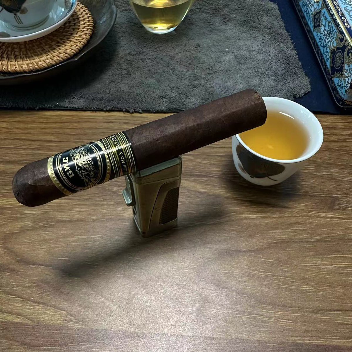 Cigar time, GWC(GREAT WALL CIGAR ) Pairing with Oriental beauty,a kind of Oolong tea.
#pssita #botl #stol #nowsmoking #cigar #cigars #CigarLife #cigaraficionado #cigarsociety #CigarCulture #cigarreserve #cigarlifestyle #cigarsmoker #premiumcigars