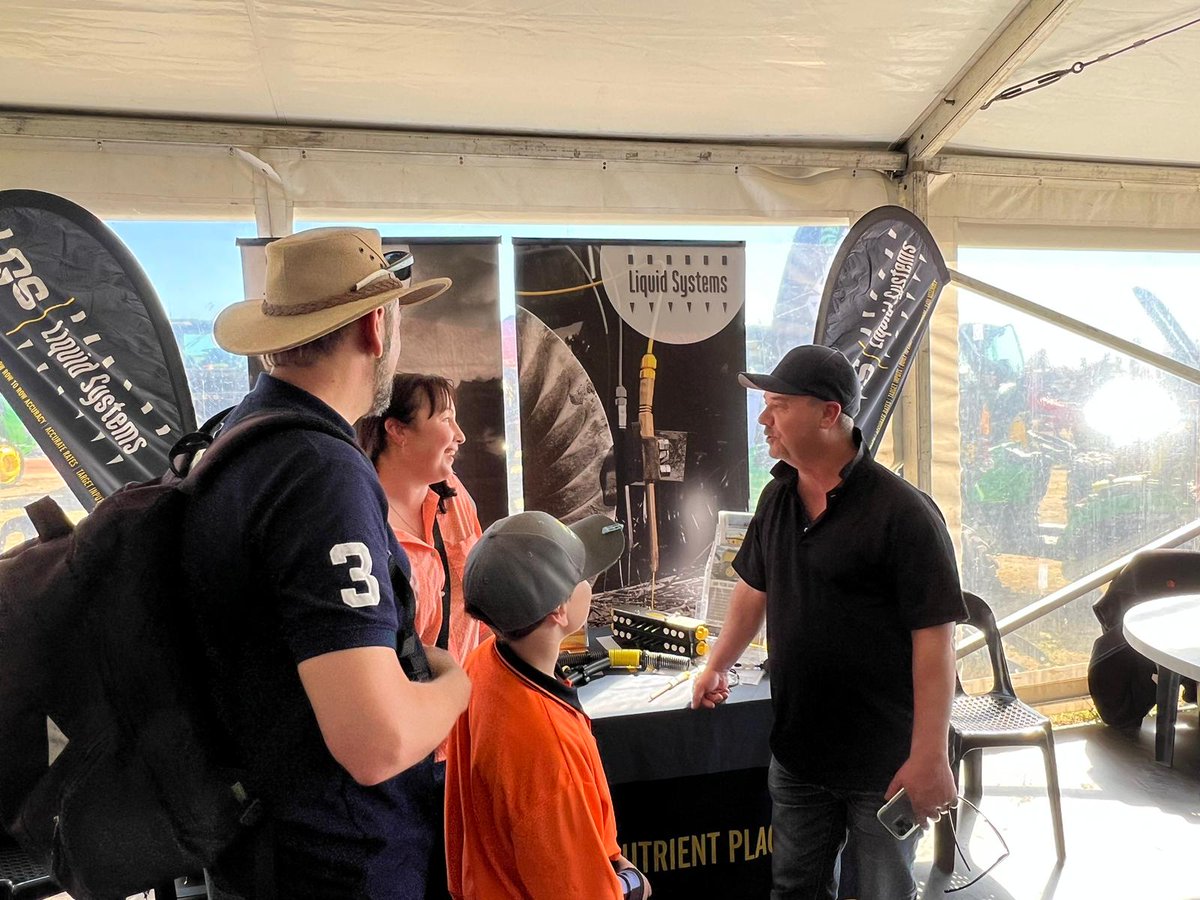 Day 1 #Dowerinfieldays Nicol loves a chat. Talk all things #liquidsinfurrow  @AFGRIAU  site 199