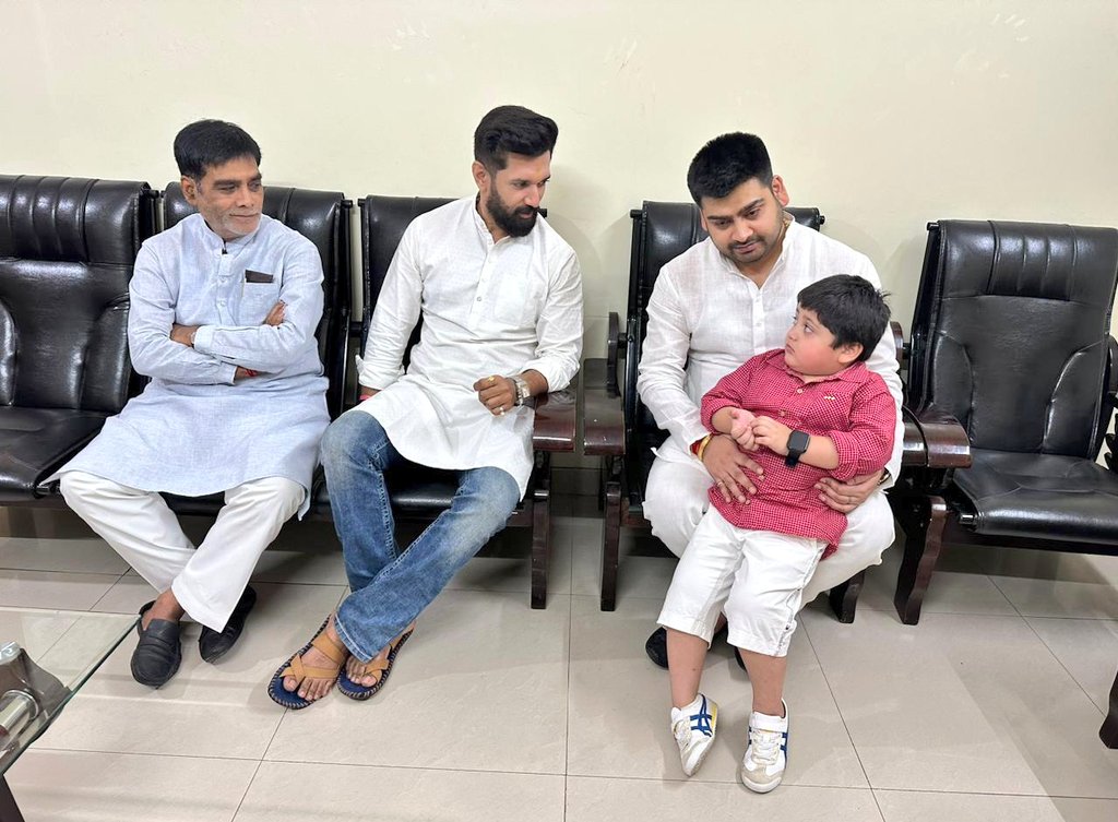 LJP4India's tweet photo. आज पटना,श्री कृष्णापुरी स्थित आवास पर पाटलिपुत्र से माननीय सांसद श्री रामकृपाल यादव जी एवं सुपुत्र श्री अभिमन्यु यादव जी ने राष्ट्रीय अध्यक्ष आदरणीय श्री @iChiragPaswan से औपचारिक मुलाकात की।

@ramkripalmp https://t.co/pjTnVCYjqa