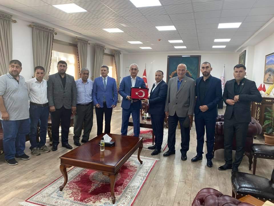 Terörle mücadele ve şehit ve gazi aileleri Bulanık Şube Başkanı Tahsin Öndül, şehit ve Gazi aileleri ve Yönetimi ile birlikte Muş Valisi Sayın Avni Çakır'ı makamında ziyaret ederek hayırlı olsun dileklerinde bulundular.