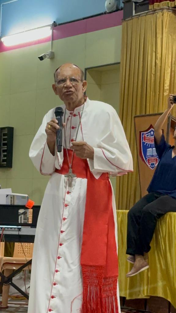 KSO_Mumbai's tweet photo. #MumbaiUnauMeeetingHisEminenceCardinalOswaldGracias‼️
—On the 27th Aug, about 150 members of the #Mumbai Unau met His Eminence #Cardinal Oswald Gracias at Our Lady of Egypt Church Kalina, Santacruz East.
—The meeting was called by the Cardinal to hear our #plights and sufferings of the victim community from Manipur Violence.
—There were #Speeches from Mumbai Unau: The Manipur Crisis, facts and figures Sufferings, Atrocities and Cruelties; and Filling the gaps - Need for Assistance.
—Speeches by #Victims who had direct experiences of the Violence but #miraculously escaped.
—The Unau Joint #Artistes presented two songs : “Igam hi lou ham” (Isn’t it our Land) and “It is well with my soul”
—The Cardinal spoke about his concerns for the victims and their families. He has assured us to provide any #assistance in whatever form possible. He prayed for the victims and for the healing of the affected communities.
—We cannot but remain #grateful to the Cardinal and his colleagues for the concerns and prayer for our people.
—The Unaus presented traditional #shawls to Cardinal and his colleagues as a token of gratefullness for their concerns and assurances to reach out to us and help us in their optimal capacities.
👉https://t.co/OH6P96Ktpn