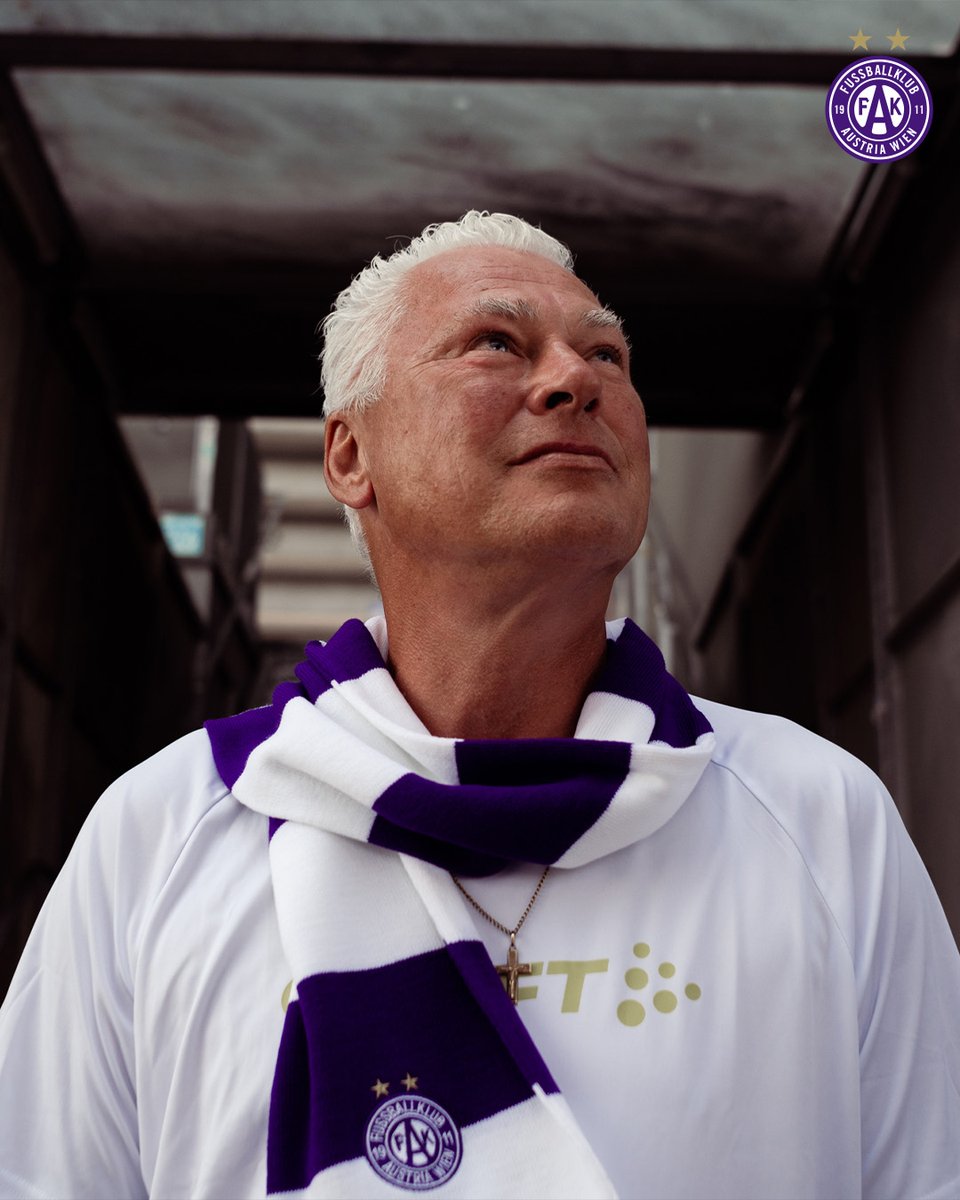 𝗙𝗶𝘅 𝘇'𝗛𝗮𝘂𝘀 𝗶𝗻 𝗪𝗶𝗲𝗻 𝗫 💜

Toni Polster ist ein Kind aus Favoriten. Mit acht kam er zur Austria, 1982 etablierte er sich bei den Profis, als gerade die Nord-Tribüne fertiggestellt wurde. Ab da war die Austria fix z'Haus – und auf der Erfolgsspur.
#faklive
📸<a href="/MrShaked/">Daniel Shaked</a>