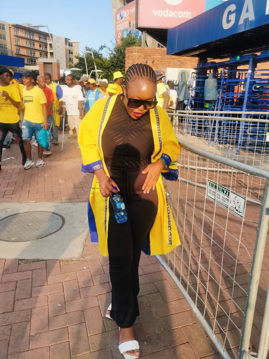 ThatoDidintle's tweet image. Good morning MaSandawana let's go and collect those points💚💙💛 it's a mamelodi sundowns match day💚💛#KBY👆