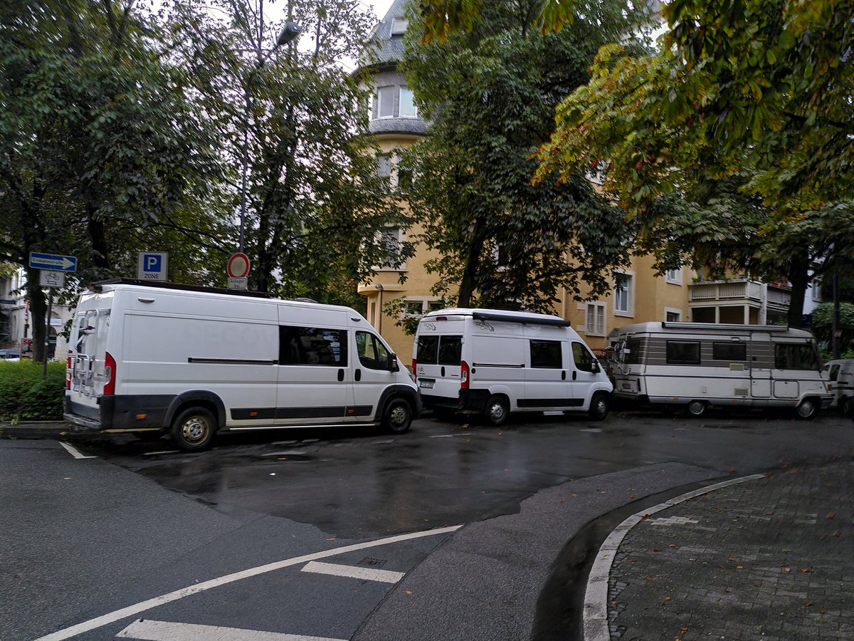 Hab' ich schon mal gesagt, wie ätzend ich diese Camper-Invasion finde, die überall in der Stadt wie weiße Wände rumstehen, monatelang und mit größter Selbstverständlichkeit?