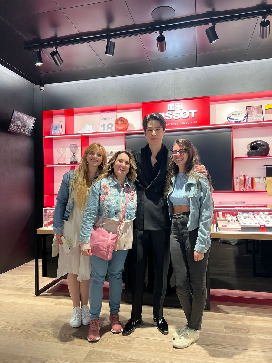 debmoon22's tweet photo. ✨️It was enchanting to meet you✨️

I don't know where to begin to express what I felt that day. I couldn't believe that he was in front of me, I've never imagined that all this could happen. He is literally an angel in real life. He's handsome outside and inside 🥹 https://t.co/pCovbZ2DwC