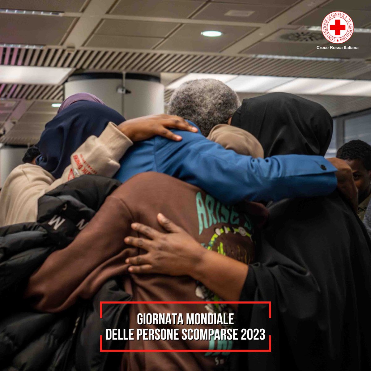 🫂Dopo otto anni di distanza, l’emozione di un abbraccio. N., un papà fuggito dal suo Paese nel 2015 a causa di conflitti armati, ha potuto riabbracciare i suoi 8 figli e sua moglie in Italia grazie al servizio #RestoringFamilyLinks.