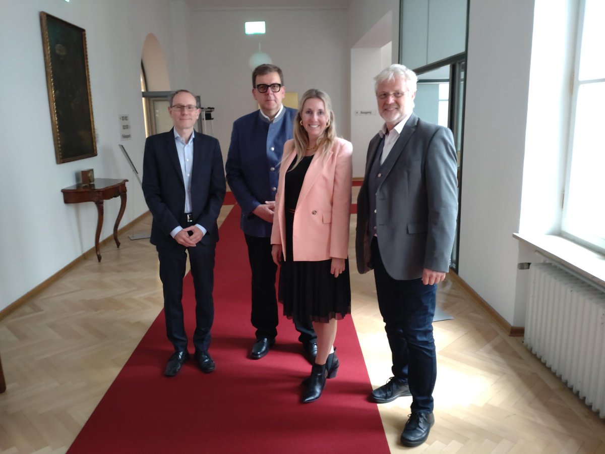 DJH_BAY's tweet photo. Wichtiger Termin mit Kultusstaatssekretärin Anna Stolz. Thema: Vermittlung von Alltagskompetenzen während einer Klassenfahrt und  Teamer*innen-Pool. Im Gespräch für das DJH: Klaus Umbach (r., Präsident) und Markus Achatz (l., Leiter Bereich  Bildung und Programme im DJH) https://t.co/aBD4XTZbSQ