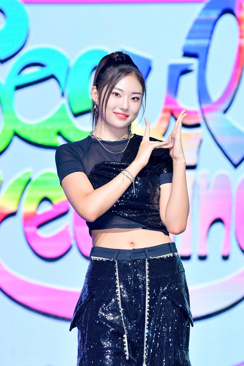 Showcase] Yel of @H1KEY_official is shining in that black glitter