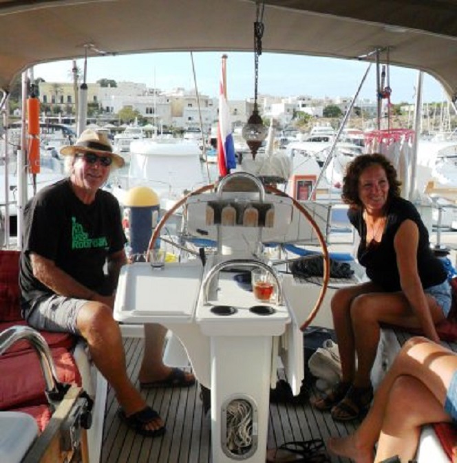 Tomzijl's tweet image. Vandaag 10 jaar geleden sailing-dulce.nl/home/article-3… #santamariadileuca #crotone #tarantogulf #portovecchio Vrijdag 30-08-2013 Gisteren, eind van de middag. We zitten te lezen in de kuip. Een man een een vrouw lopen langzaam langs onze boot, stoppen, lopen wat verder en stoppen weer..