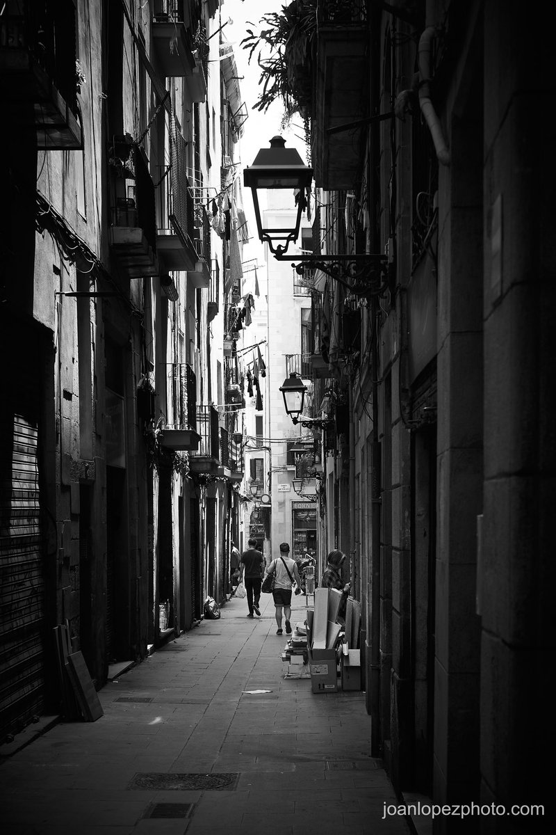 joanlopezphoto's tweet photo. #Cartons awaiting removal
📸 Fujifilm X-T4
📷 Fujinon XF 35mm F2 R WR
⚙️ ISO 160 - f/4.0 - Shutter 1/250
#barcelona #city #street #alley #streets #streetphotography #streetphotographer #urban #urbanphotography #balconies #clotheslines #dryingclothes #lanterns #storytelling #storytellingphotography #blackandwhite #blackandwhitephotography #photographer #photography #urbanstreetphotogallery #capturestreets #ourstreets #streetlife #captureonepro #fujifilm #fujifilm_xseries #fujifilmxt4 #fujixt4 #xt4