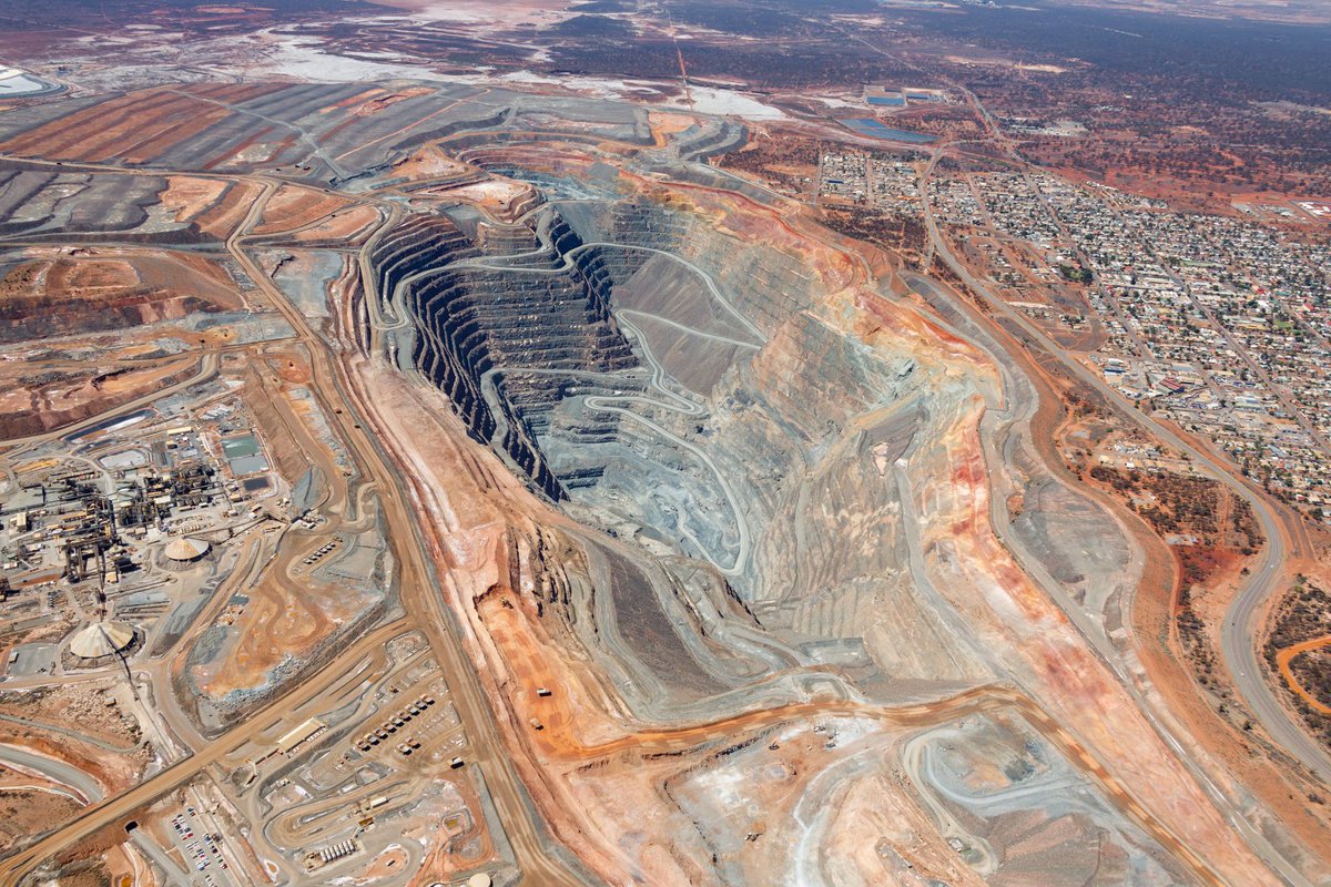 CMEWA's tweet photo. DID YOU KNOW?
The #SuperPit can hold 30% of the world's population 😮
As well as ... 220,000 Olympic-sized swimming pools, 39,000,000 #Toyota Hilux Utes stacked like bricks, or 2.3 billion people.
Thanks, #NorthernStar Resources for sharing! https://t.co/BOMstkH8SD