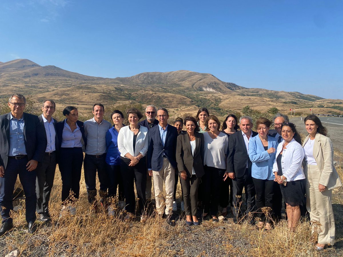 Je suis en #Arménie avec des élu·es de plusieurs collectivités. Nous accompagnons un convoi d’aide humanitaire jusqu’au corridor de #Latchine. 120.000 Arméniens sont otages du blocus azerbaïdjanais dans le Haut-Karabakh. Ils manquent de tout.