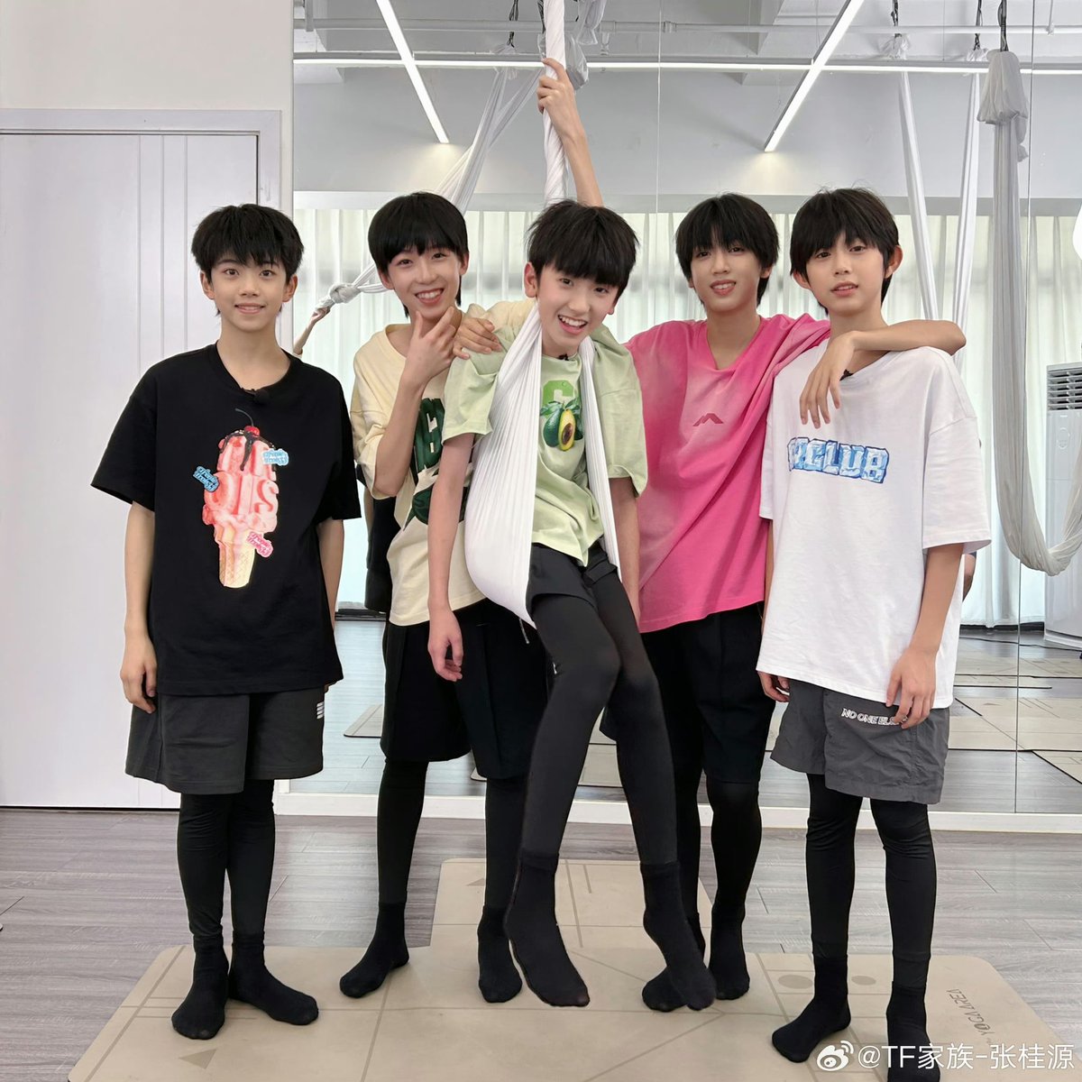 ZGY_Fansclub's tweet photo. [30/08/2023 New Moments From Weibo cr.@ TF家族-张桂源]

跟大家一起去初体验了一把空中瑜伽🧘这次没挑战在空中倒立🙃🙃只是“嫦娥奔月”了一下，不过也不知道会不会再有下次，哈哈😁确实还是有点难度的 

https://t.co/nv5VTmV0fe

#ZhangGuiyuan #TFgen4 #TFfamily https://t.co/nARxJBLlo4
