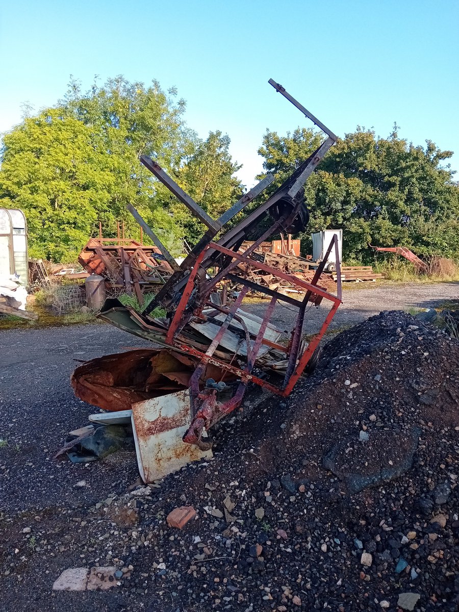 LawrenceBillin8's tweet photo. Farmyard sculpture https://t.co/AZEFooZdlS