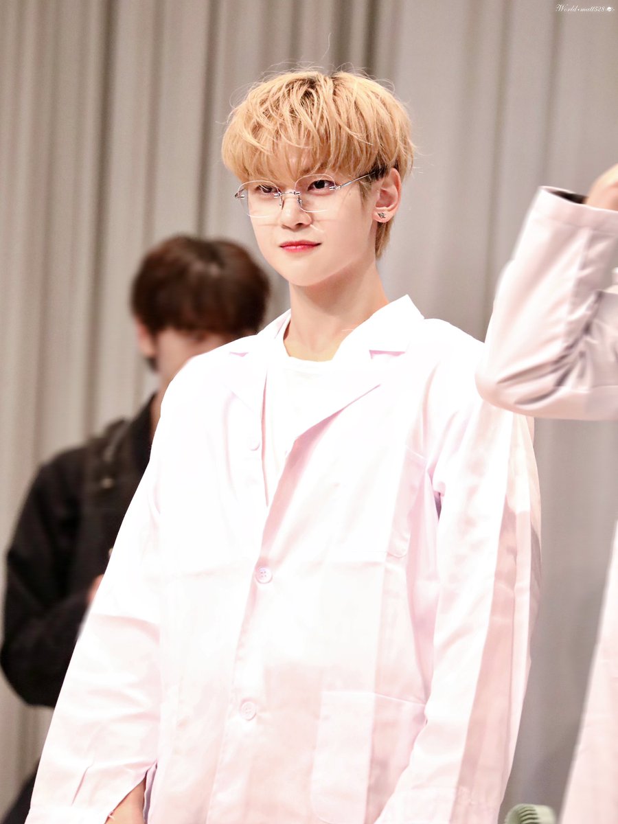 230827 비트로드 대면 팬싸
     🩺튜의사ㅏㅏ

#ZEROBASEONE #ZB1 #SEOKMATTHEW #제로베이스원 #석매튜 #石友铉 #ソクマシュー