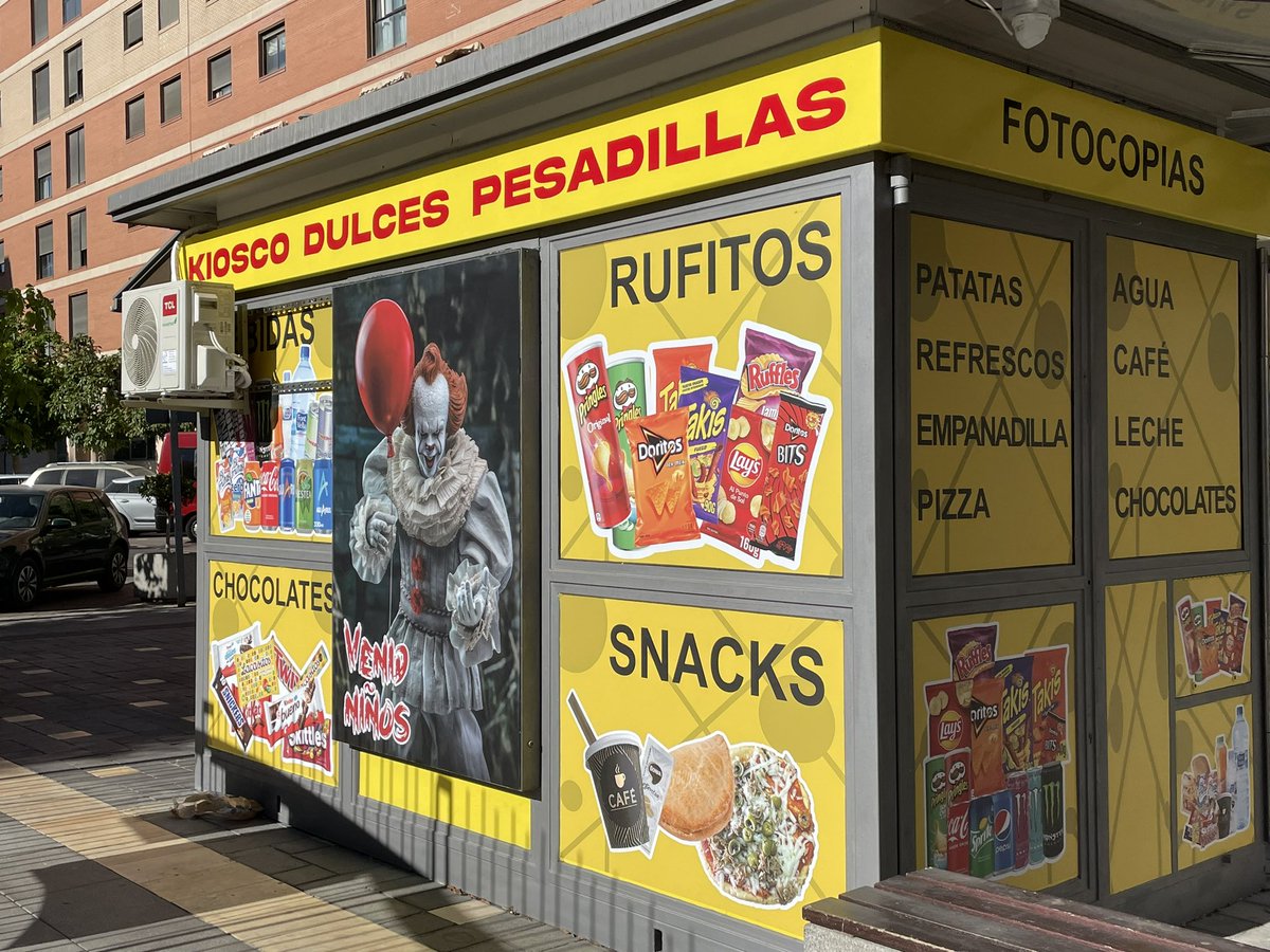 Bea_Pola's tweet photo. A ver, el “lumbreras” que ha puesto este Kiosko pegado a un peque infantil de #Melilla se merece un @MastersOfNaming …Con ese payaso me iba a acercar yo….Pobres críos… https://t.co/xtSJSSjDow