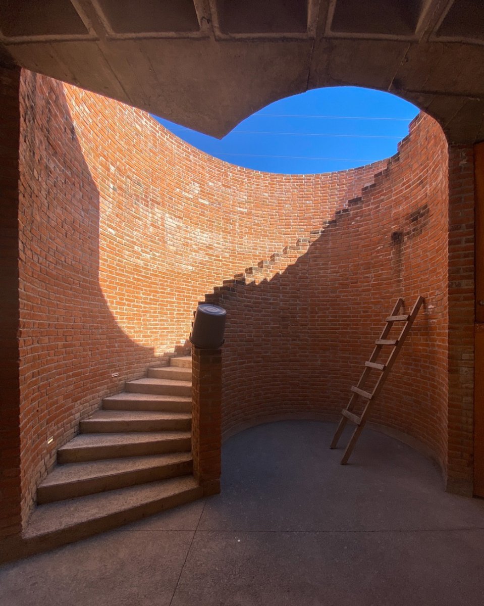 masa y vacío, color y pasión... Last days for inscriptions for the #architecturejourney to #mexico (Dec 8-20th, 2023)! Check the website for loads of photos &amp; info, a preliminary schedule and inscription modalities. Photo: @kalach_tax, escuela primaría  E.Zapata © Jao Smet