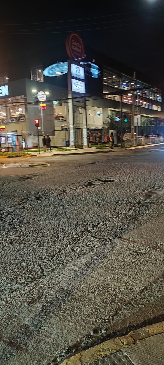 drojasarenas's tweet photo. Señores municipalidad de @penalolen este evento no da para más... Lleva varias semanas sin ninguna intervención, sería bueno que priorizarán está esquina de consistorial con antupiren y además poder arreglar toda la intersección que está pésima https://t.co/OJwFPnG3CF