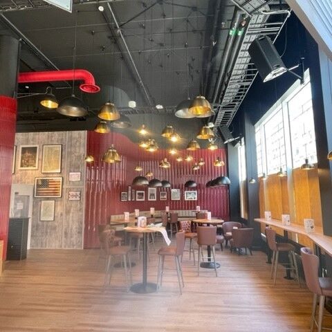 Industville's tweet image. TGI Fridays have recently opened their newest store in Sweden and it looks fabulous! 
It was a delight to work with Panea, and see our handcrafted, bespoke lighting installed in a fabulous setting. 

📸 TGI Fridays, Panea 
#commericallighting #lightingdesign #bespokelighting #TGI