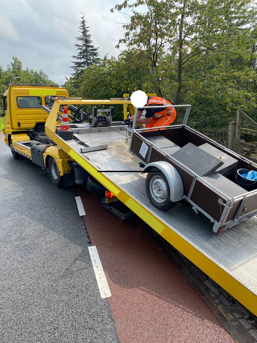 Vanmiddag is deze aanhanger, die aan de Eibergseweg stond, afgesleept. De voor ons onbekende eigenaar heeft nagelaten de aanhanger te verwijderen. Wij zullen de aanhanger bewaren voor een termijn van 13 weken. Als de eigenaar zich in deze periode niet meldt, wordt deze verkocht.