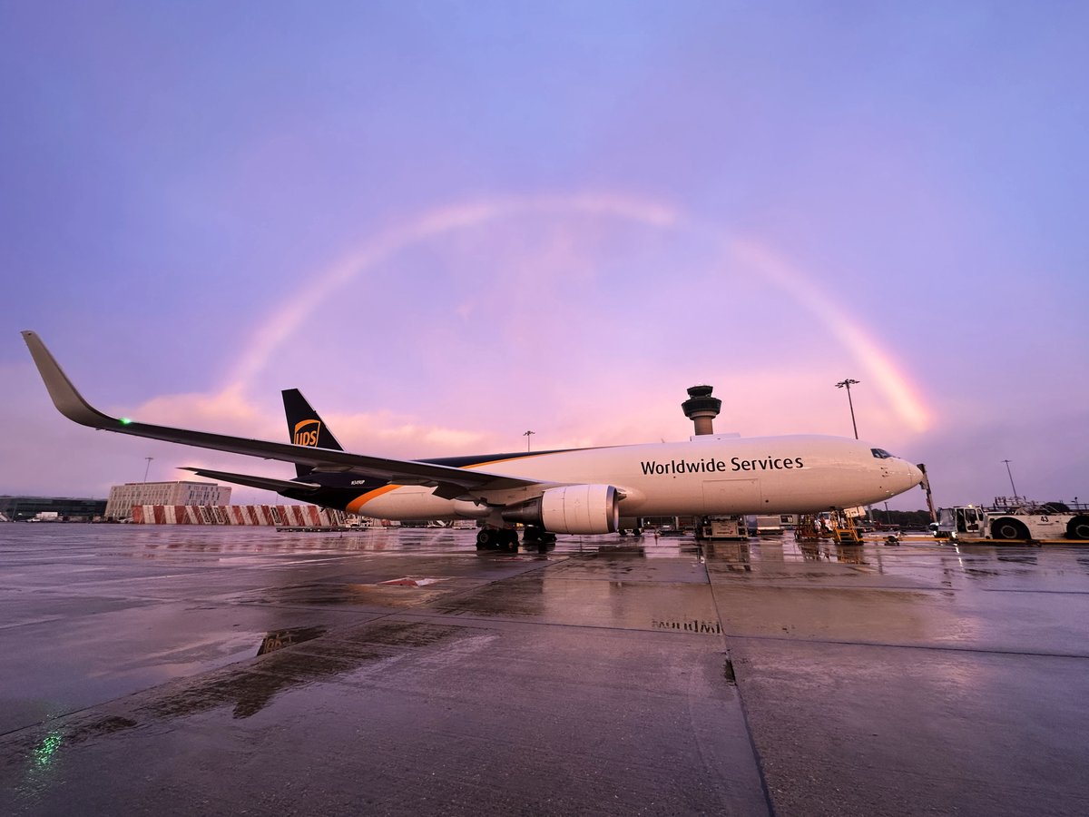UPS_UK's tweet image. A pot of gold at the bottom of the rainbow 🌈
#DeliverWhatMatters