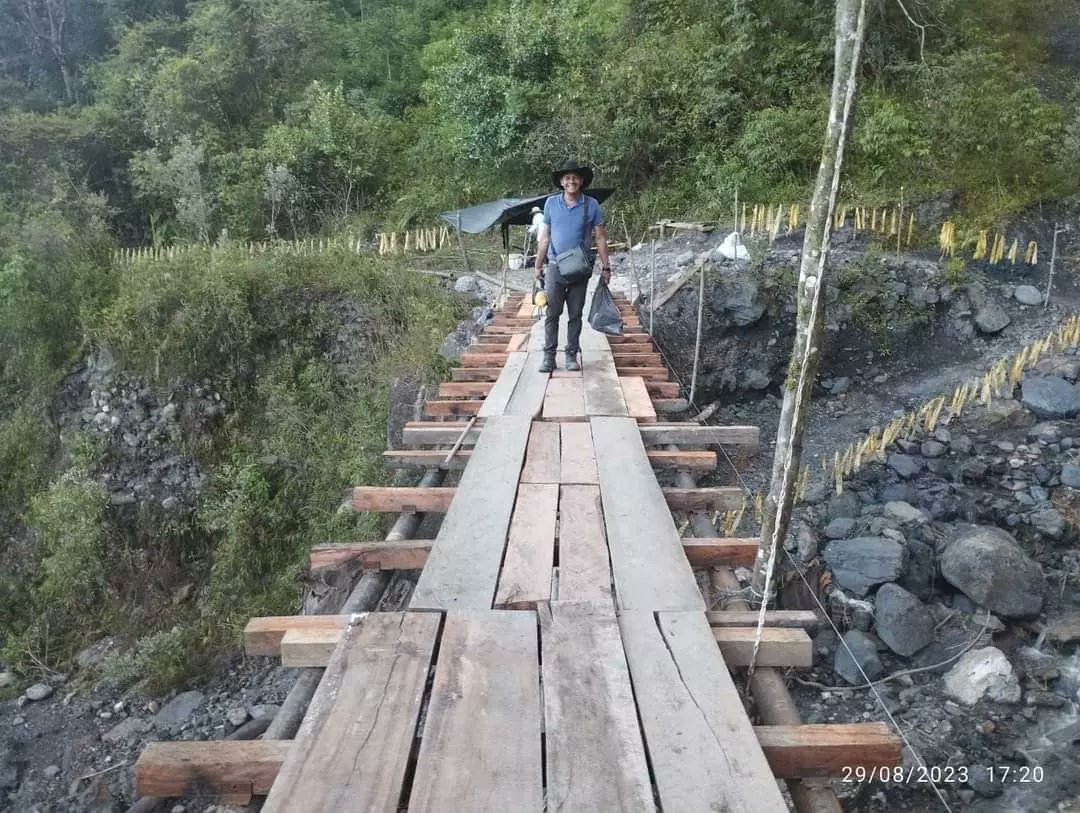 #BOYACÁ // Familias de #Pajarito decidieron poner mano a la obra y construir puentes artesanales en algunos pasos de difícil tránsito en el sector Puente de Los Grillos, tras el colapso de una sección de esta infraestructura.