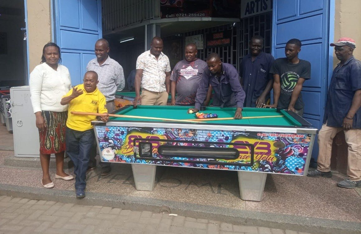 Mbogi_Yetu's tweet photo. Base Yetu's brand ambassador Inspekta Mwala overseeing the distribution of free pool tables to enthusiastic youth groups who've shown interest in sharpening their skills and earning income through the sport. Your base could be next, are you ready? #BaseYetu #YouthEmpowerment https://t.co/DHf6cIOMZ1