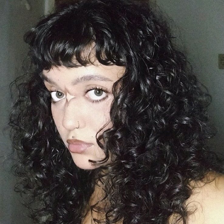 Ensino médio / agora... Aprendi a me maquiar e a cuidar do meu cabelo, basicamente ajahsgs