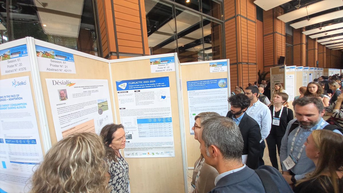 InstitutElevage's tweet photo. 🔴 #EAAP2023 | C'est le moment des posters 🕐
 Projet #CLIMLACTIC
✅ Production #laitière #fermière face au réchauffement climatique ☀🌡
Étude 2022 - 2024 sur la qualité physico-chimique &amp; microbiologique du #lait de #chèvre 🐐
👉 Avec notre collègue C. Laithier
#IdeleEAAP2023 https://t.co/GboTqNzdM8