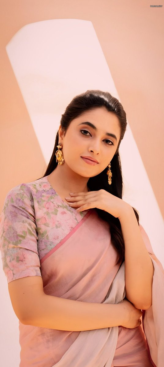 PAMGALLERY_'s tweet photo. உன் பார்வையில் பயித்தியம் ஆனேன்💘
உன் வார்த்தையில் வாக்கியம் ஆனேன்💖
உன் வெட்கத்தை வேதிகை பார்த்தேன்🥀
மயங்கினேன்🥰

#PriyankaMohan #PriyankaArulMohan #Priyankamohan #CaptainMiller #JR30 #OGTeaserIn3Days https://t.co/ImYECn8Zne