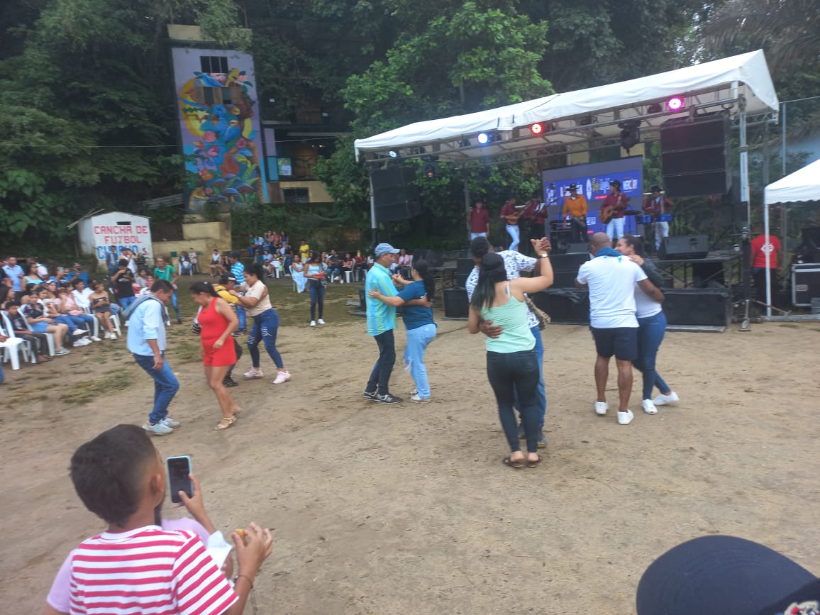 Laportadasm's tweet photo. #SantaMarta Minca disfrutó del concierto de reconciliación y la paz en el día del campesino

https://t.co/b5fNW6KXav https://t.co/KuLtjU1K68