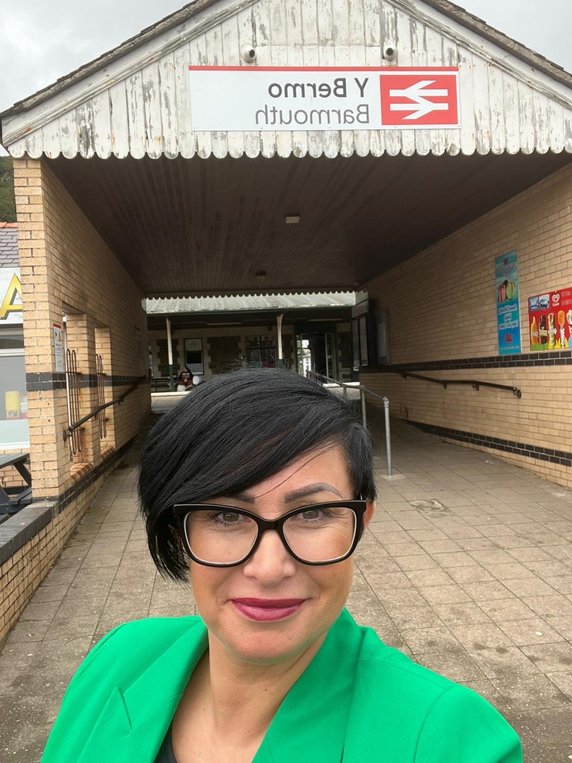 CambrianLine's tweet photo. 🛤️🚉 Partnership Development Officer, Claire Williams, was at #Barmouth Railway Station yesterday taking part in something very exciting we have coming up very soon so keep an eye on our socials to keep up to date 🎤🎧 #CommunityRail #WindowSeater #ITV https://t.co/w71UC6RlRZ
