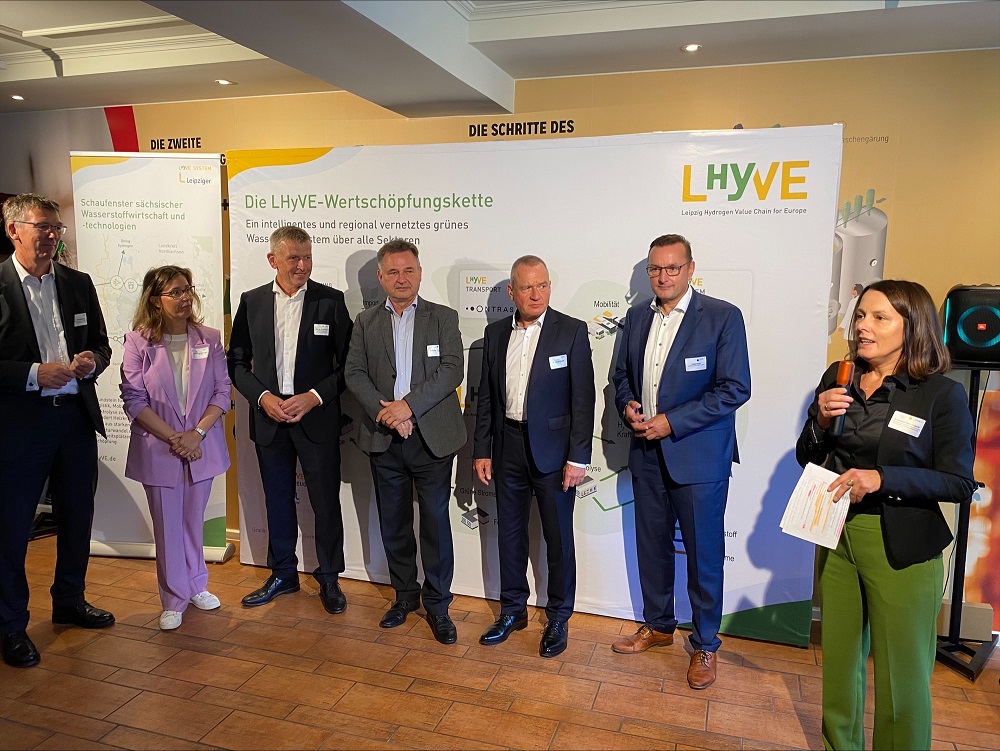 Impressionen vom heutigen 3. Mitteldeutschen Wasserstoffkongress: ONTRAS-Geschäftsführer Ralph Bahke mit einem Impuls zum H2-Kernnetz und das #LHyVE-Konsortium im Gespräch.