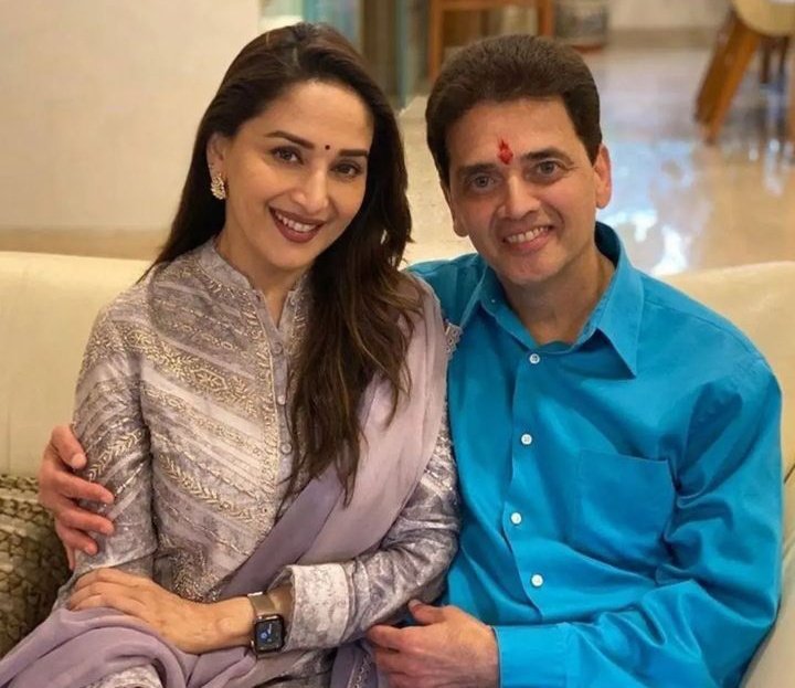 MyreallifeMDMam's tweet photo. Happy Rakha Bandhan!👩‍❤️‍👨
🌹🌹🌹🌹🌹🌹🌹
🌹✨✨🎀✨✨🌹
🌹🌟🎁👫🎁🌟🌹
🌹🌟🎁💎🎁🌟🌹
🌹🌟🎁💖🎁🌟🌹
🌹........🏵️.......🌹
🌹 Happy Rakhi 🌹
🌹🌹🌹🌹🌹🌹🌹
My diva mam sir ji &amp; ur all family🙏🤗
@MadhuriDixit mam🙏
#MadhuriDixit𓃵 mam🙏
#AjitDixit sir ji🙏#Rakhi
#HappyRakshaBandhan https://t.co/xreqBX3dgc