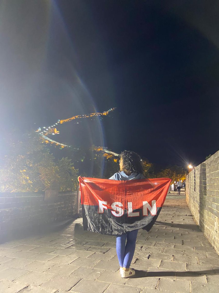 Desde aquí para allá, y de allá para acá, ya sabes verdad chele que el FSLN esta en todo el mundo mundial. 

Allá en la mera Muralla China anda la dando su vuelta, solo con el Sandinismo nomas, la Marilla Arauz. 

Que lindo se ve.