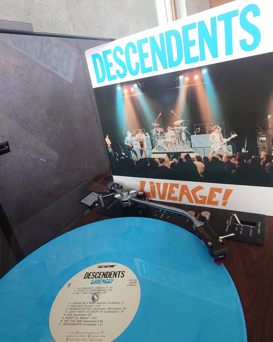 0ko_ziki's tweet photo. 家宝にすべきDescendentsの87年に行われたファーストアベニューでのライブ盤!鬼気迫る演奏もすげーしマイロの感情のぶち撒け方がとにかくアメイジング!名曲揃いのセトリ!このライブ盤のGet the Time聴いて彼らが大好きになった!涙なしには聴けん😭
https://t.co/0sj6L3ucBg
#Descendents
#Liveage https://t.co/r6es3hbbtV