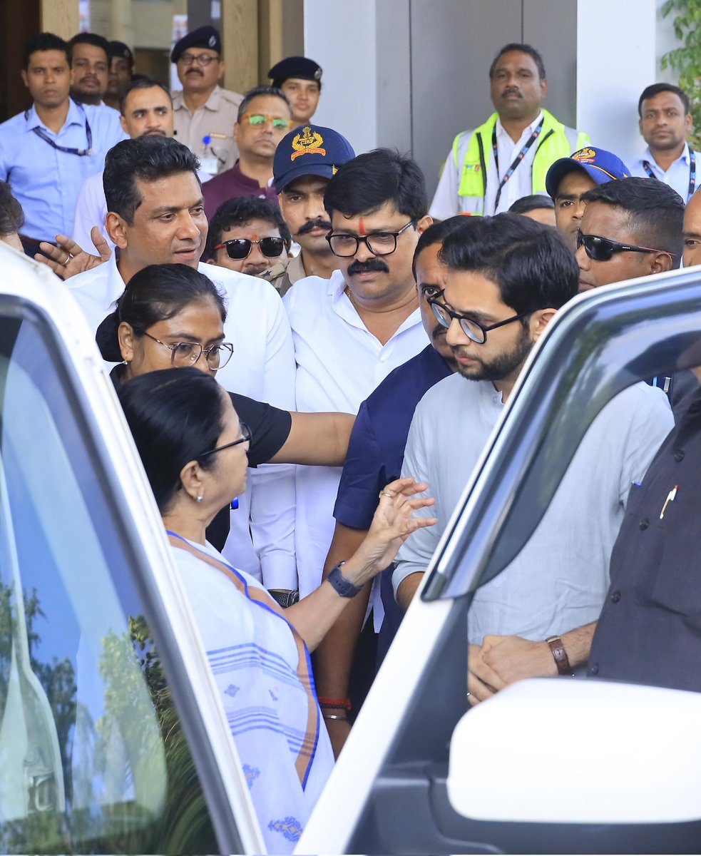 AUThackeray's tweet photo. पश्चिम बंगालच्या मुख्यमंत्री ममता बॅनर्जी जी ह्यांचे आज 'इंडिया' बैठकीसाठी मुंबईत आगमन झाले. ह्यावेळी त्यांचे स्वागत केले. https://t.co/3CaMSoMtUk