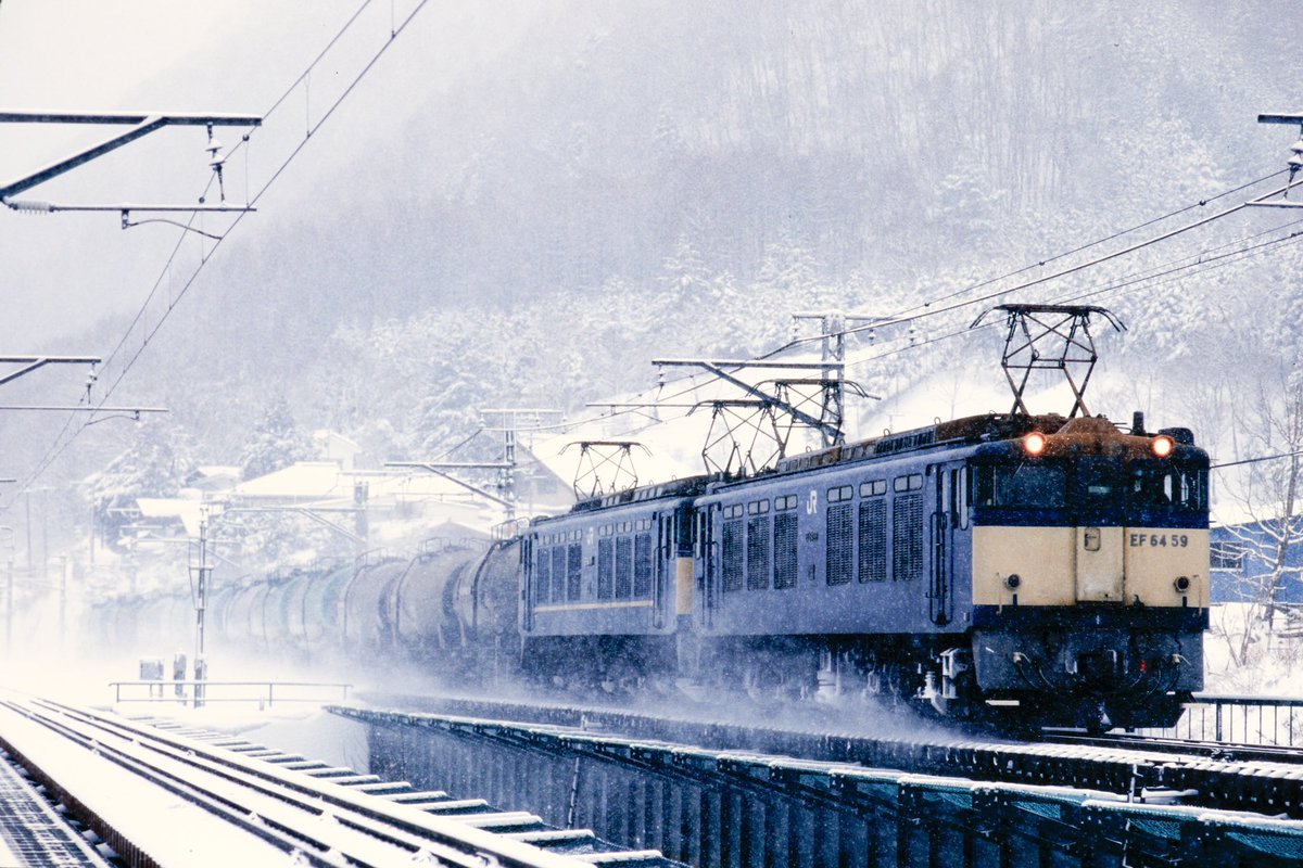 EF6459＋EF6477
この日は元お召機の77号機の雪中走行を狙う予定でしたが
連絡があって
『台検上りの篠ノ井ガマが総括で前機』
と言うわけでガルベス＋元お召機の重連に
PS22の注目機だからまぁ良いけどね
※ガルベスって当時ジャイアンツにいた
投手で背番号59だったから
仲間内はガルベスで通じました